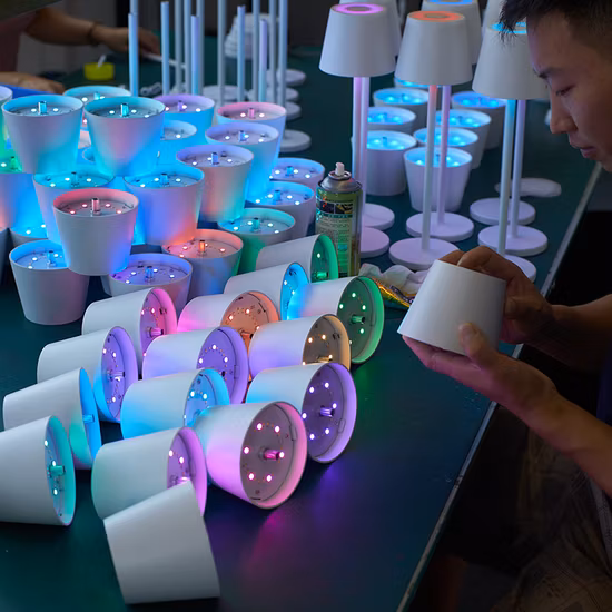 アルミニウム コードレス テーブル ランプ タッチ コントロール LED 装飾ライト、RGB 色変更付き